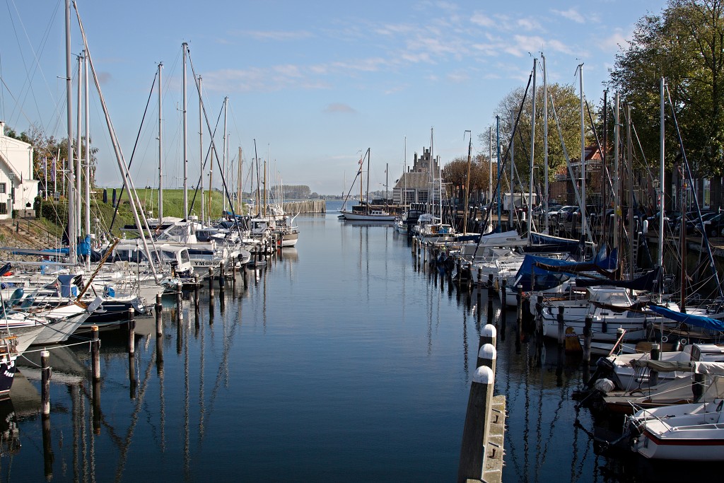 historisch meer stadhuis toerisme toeristisch veere veerse meer walcheren zeeuwse delta boten haven jachthaven strand korenmolen molen zeeland grote kerk hdr